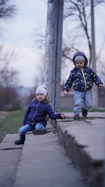 Kleines Nettes Mädchen Mit Kleinem Jungen Posiert Zeitigen Frühling Auf — Stockfoto