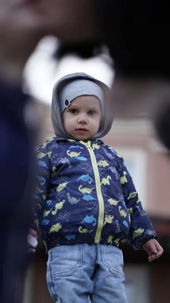 Ritratto Bambino Carino Giacca Con Cappuccio Sfondo Sfocato — Foto Stock