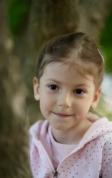 Retrato Uma Menina Bonita Com Cabelo Castanho Jaqueta Rosa Parque — Fotografia de Stock