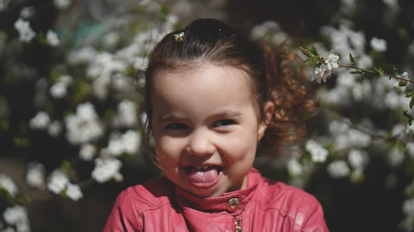 Portret Van Een Schattig Klein Meisje Tussen Takken Van Bloeiende — Stockfoto