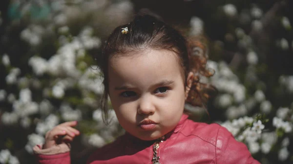 Porträt Des Niedlichen Kleinen Mädchens Zwischen Den Zweigen Des Blühenden — Stockfoto