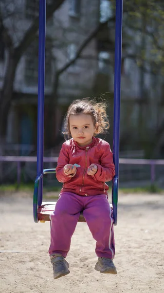 Cute Little Girl Czerwonym Garniturze Huśtawce Placu Zabaw — Zdjęcie stockowe