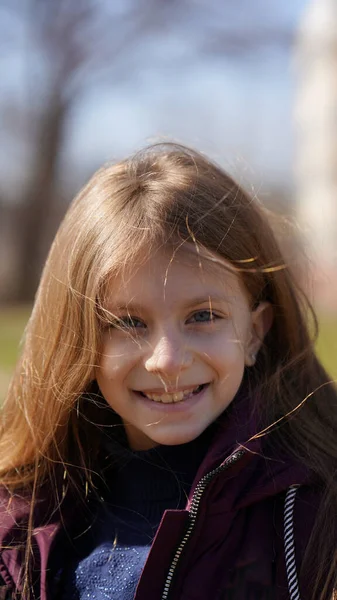 Portret Ładnej Uśmiechniętej Dziewczyny Długimi Brązowymi Włosami Wiosnę Parku — Zdjęcie stockowe