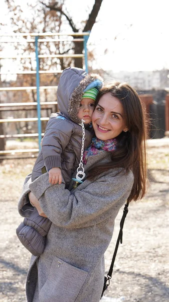 Belle Jeune Maman Avec Fille Mignonne Avec Sucette Veste Grise — Photo