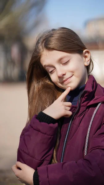 Ritratto Bella Ragazza Sorridente Con Lunghi Capelli Castani Primavera Nel — Foto Stock