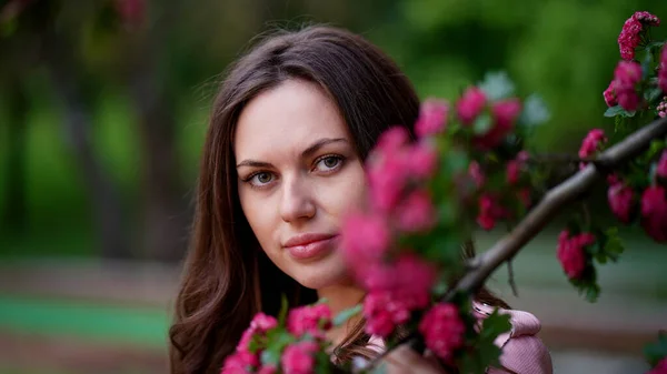 Porträtt Vacker Flicka Bland Grenarna Ett Blommande Träd Våren Parken — Stockfoto