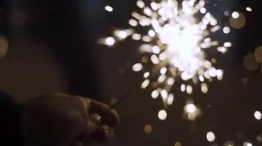  Işıklar ellerinde kıvılcımlar saçtı ve yandı. Havai fişekler kapanıyor - iyi ruh halinin bir özelliği..