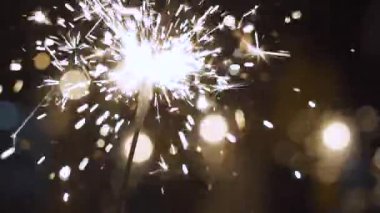 Havai fişek arka planda ışıklarla geceleyin yanıyor.