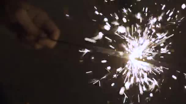 Sparkler betoverend branden in de hand. — Stockvideo