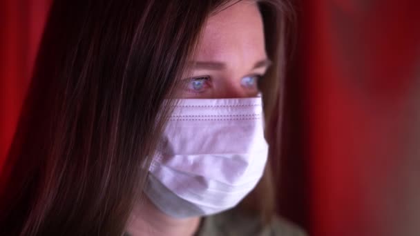 Mulher em máscara médica assistindo últimas notícias sobre Covid-19 em casa. Fechar — Vídeo de Stock