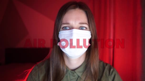 Frau mit medizinischer Maske sieht Eilmeldungen über Luftverschmutzung zu Hause — Stockvideo