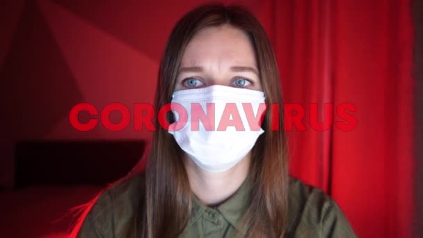 Donna in maschera medica guardando le ultime notizie su Covid-19 a casa — Video Stock