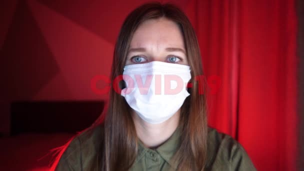 Kvinna I Medicinsk Mask Watching Breaking News Om Covid-19 Hemma — Stockvideo