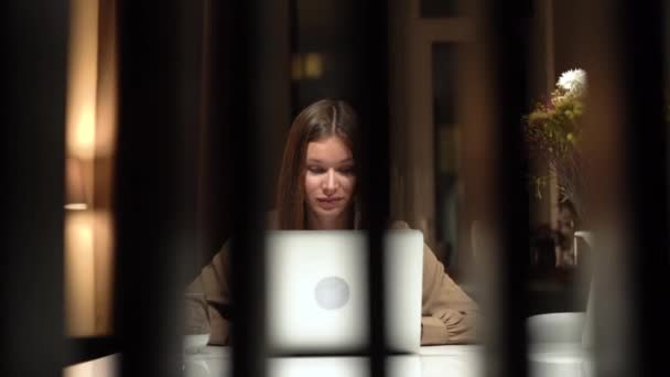 Junge Geschäftsfrau arbeitet im Büro am Laptop und trinkt Wasser — Stockvideo