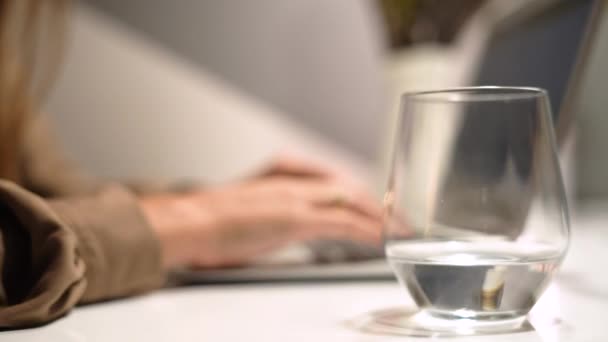 Primo piano di Female Employee Browsing sul computer portatile — Video Stock