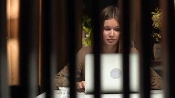 Sorrindo menina trabalhando em laptop e água potável — Vídeo de Stock