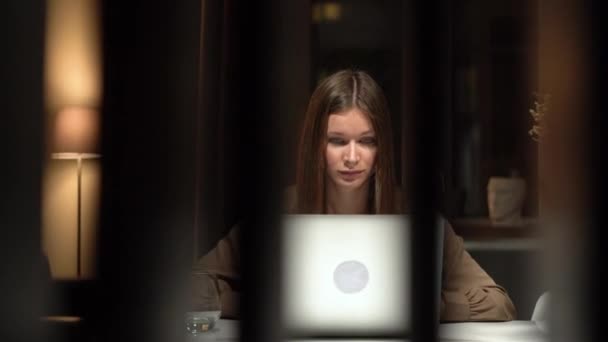 Gericht startup zakenvrouw werken met laptop in modern kantoor — Stockvideo