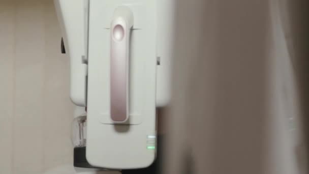 Röntgenscanner en patiënt. Computer scant het hoofd van de patiënt. De camera beweegt op de schuifregelaar van rechts naar links. — Stockvideo