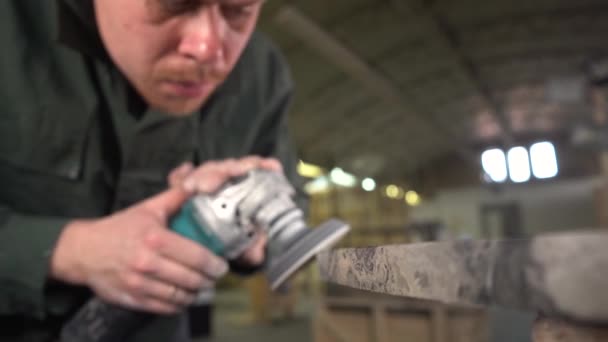 Portrait d'un ouvrier sérieux polissant une table en marbre foncé dans une usine. Grand angle. Le sujet se déconcentre pour se concentrer. Super ralenti — Video