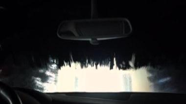 Otomatik oto yıkamada araba yıkama. Dönen fırçalar. POV