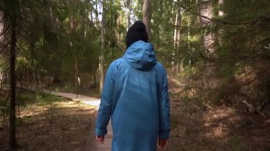  Bir kız ormanda yürür ve arkasını döner ve gülümser. Yavaş çekim