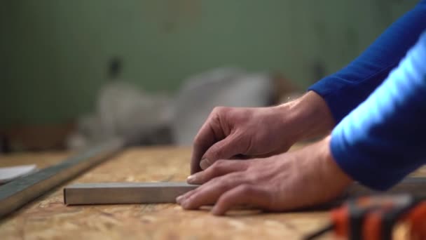 Menschenhände, die ein Lineal benutzen, um Messungen an einem Stück Holz vorzunehmen. — Stockvideo