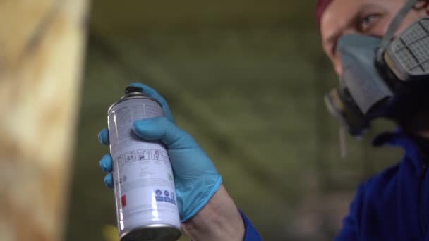 Arbeiter bemalt Holzprodukte mit Airless-Spray. Zeitlupe — Stockvideo