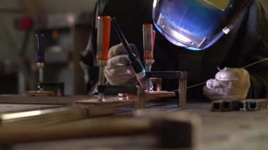 Demir ocağında metal işleme. Argon Kaynak Bakırı. Yavaş çekim