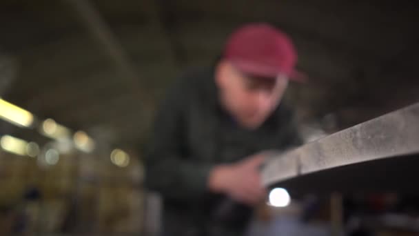 Travailleur polissage d'une table en marbre foncé dans une usine. Grand angle. Le sujet se déconcentre pour se concentrer . — Video