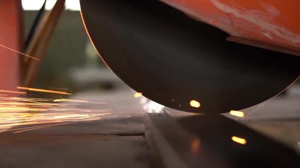 Travailleurs professionnels coupant le métal avec scie circulaire à l'usine. Mouvement lent . — Video