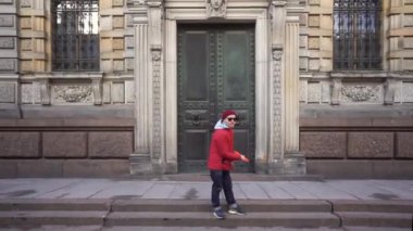 Adamın biri St. Petersburg 'daki tarihi bir binanın arka planına frizbi fırlatıyor. Ağır çekim. Sabit çekim