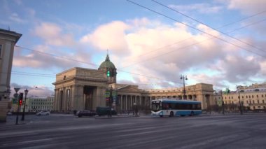 Bir tramvay boş Nevsky Prospect 'e gidiyor. Arka planda Kazan Katedrali.