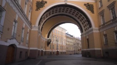 Zafer kemeri Saint Petersburg Rusya 'daki Palace Meydanı' na gidiyor. Boş sokak
