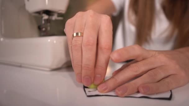 Handjes op maat maken van een patroon op het zwarte weefsel voor het naaien van het beschermmasker — Stockvideo