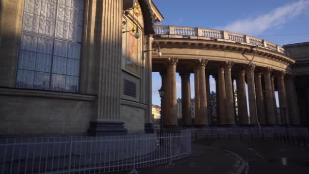 Szentpétervár. Oroszország. Kazan katedrális egy napos reggelen. Széles szög — Stock videók