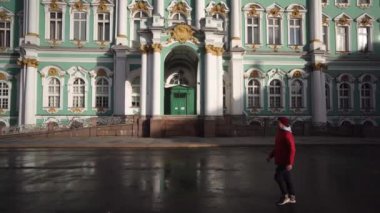 Hippi adam St. Petersburg 'da Hermitage' da dolaşıyor.