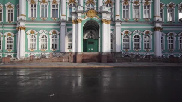 De hipster loopt rond in St. Petersburg in de Hermitage. — Stockvideo