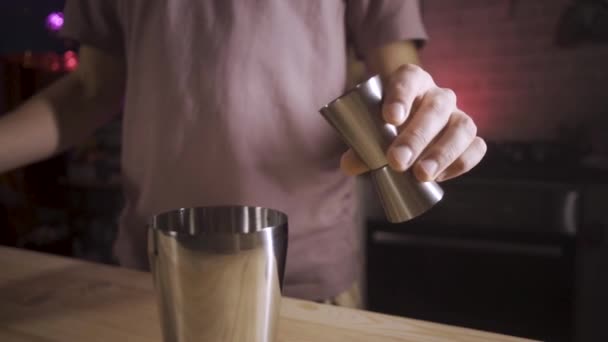 Barman nalévá cukrový sirup z jiggeru do třepačky. Zpomalený pohyb. — Stock video