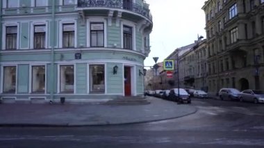 Günaydın Nevsky Prospect. Arabadaki çerçeve. Boş sokak
