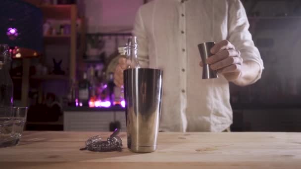 Il barista versa lo sciroppo di zucchero da un jigger in uno shaker. Lento movimento. — Video Stock