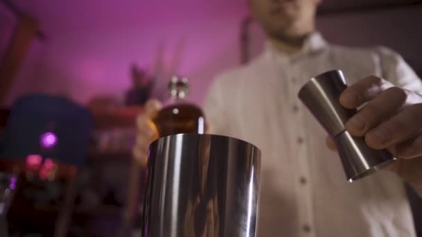 Bartender menuangkan Whiskey dari jigger ke pengocok. Gerakan lambat. — Stok Video