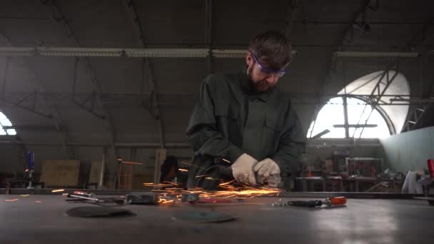 Męski pracownik polerowanie metalowe część z szlifierki. — Wideo stockowe