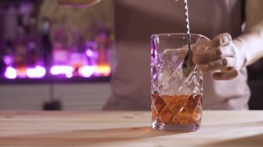 Barmen Karıştırıcı Malzemeleri Birleştiriyor ve Barda Alkolik Kokteyl Yapıyor