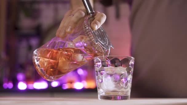 Barman mixolog turnarea cocktail folosind tulpină. Mişcare lentă. Close up — Videoclip de stoc