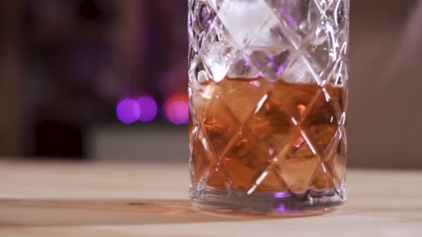 Cierre The Bartender Mixes A Cocktail With Ice Cubes — Vídeos de Stock