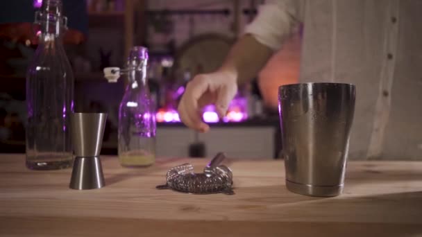 Il barista prende un colino e copre lo shaker con esso. Lento movimento. la telecamera segue l'oggetto — Video Stock