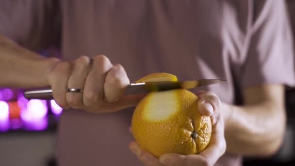 Zamknij Barmana Usuwanie skórki pomarańczy z pomarańczy nożem. Zwolniony ruch — Wideo stockowe