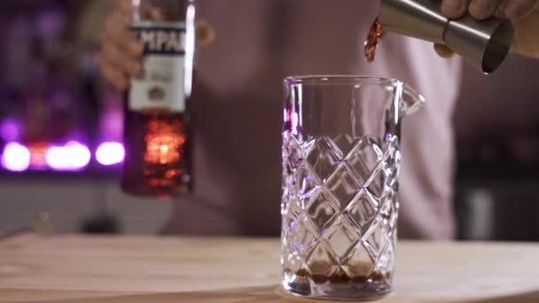 Close The bartender pouring Liqueur from a jigger into a glass cocktail mixing set. Slow motion. — Stock Video