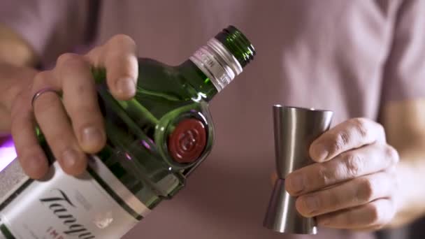 Close up Le mani dei baristi versano Gin da una bottiglia in un jigger. Lento movimento. — Video Stock