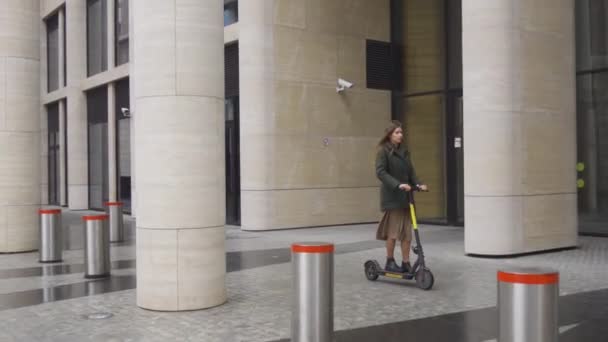 E-scooter jezdec, Mladá krásná žena jezdit sdílení nebo pronájem osobní ekologické dopravy. — Stock video